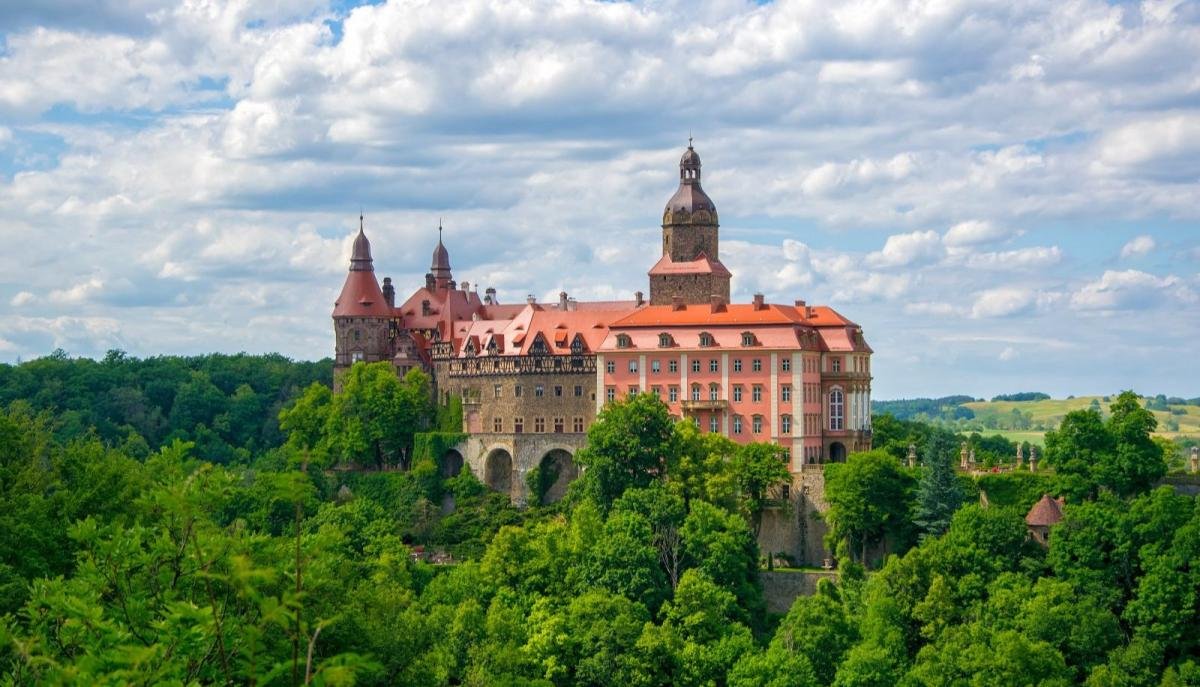 Camping near castles and palaces